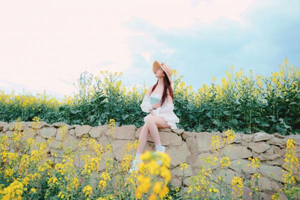 年年Nnian 年年  年年Nnian-户外花海写真，草帽清新抹胸少女，清纯与性感并存的私房大尺度诱惑第29张图片