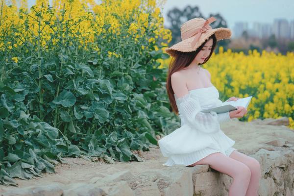 年年Nnian 年年  年年Nnian-户外花海写真，草帽清新抹胸少女，清纯与性感并存的私房大尺度诱惑第30张图片