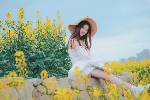 年年Nnian 年年  年年Nnian-户外花海写真，草帽清新抹胸少女，清纯与性感并存的私房大尺度诱惑第31张图片