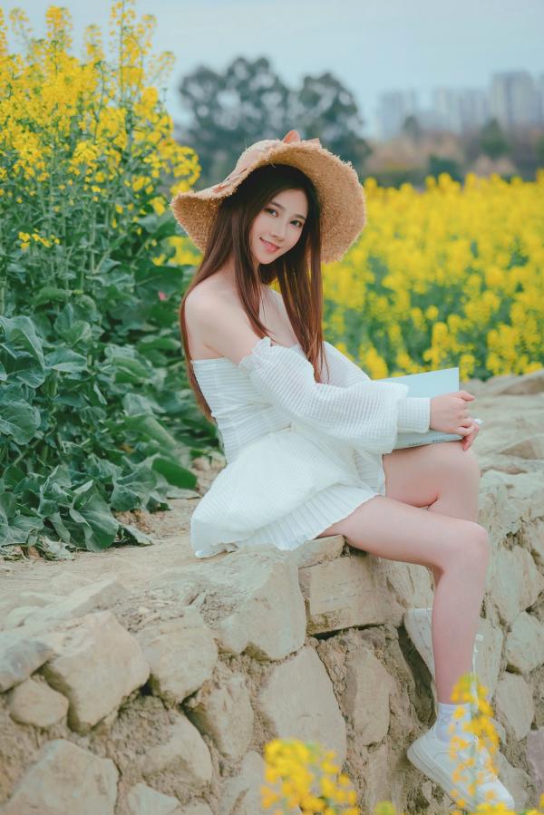 年年Nnian 年年  年年Nnian-户外花海写真，草帽清新抹胸少女，清纯与性感并存的私房大尺度诱惑第32张图片