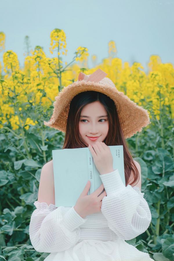 年年Nnian 年年  年年Nnian-户外花海写真，草帽清新抹胸少女，清纯与性感并存的私房大尺度诱惑第33张图片