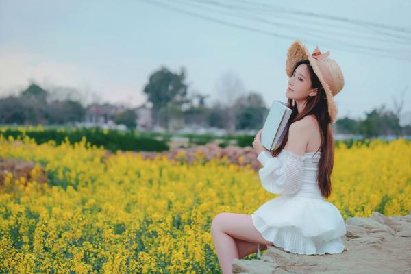 年年Nnian 年年  年年Nnian-户外花海写真，草帽清新抹胸少女，清纯与性感并存的私房大尺度诱惑第34张图片