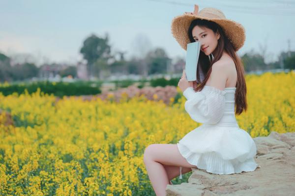 年年Nnian 年年  年年Nnian-户外花海写真，草帽清新抹胸少女，清纯与性感并存的私房大尺度诱惑第35张图片