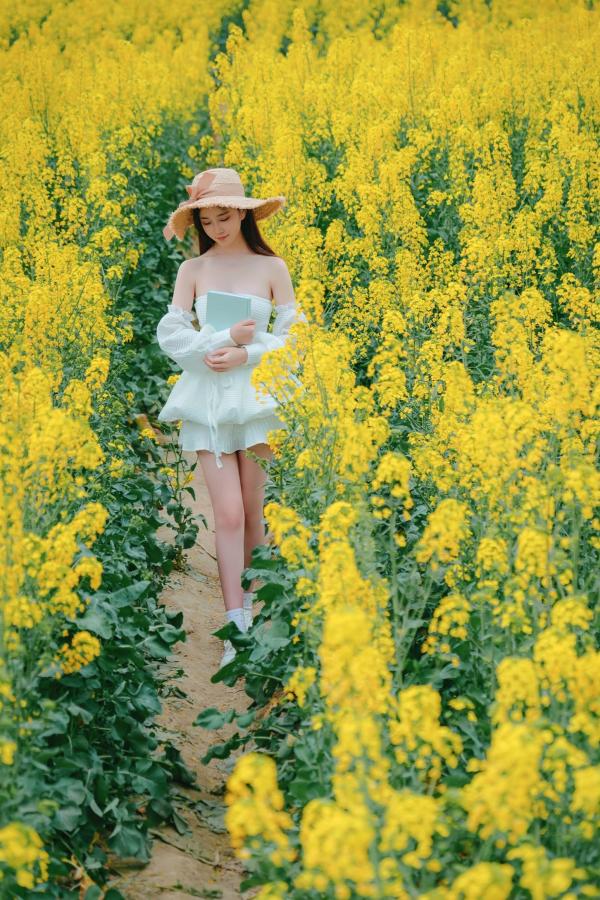 年年Nnian 年年  年年Nnian-户外花海写真，草帽清新抹胸少女，清纯与性感并存的私房大尺度诱惑第37张图片