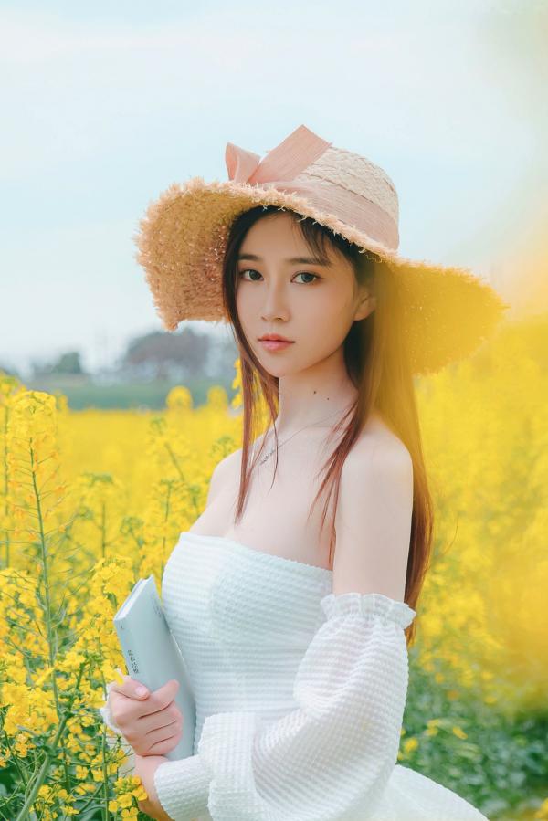年年Nnian 年年  年年Nnian-户外花海写真，草帽清新抹胸少女，清纯与性感并存的私房大尺度诱惑第38张图片