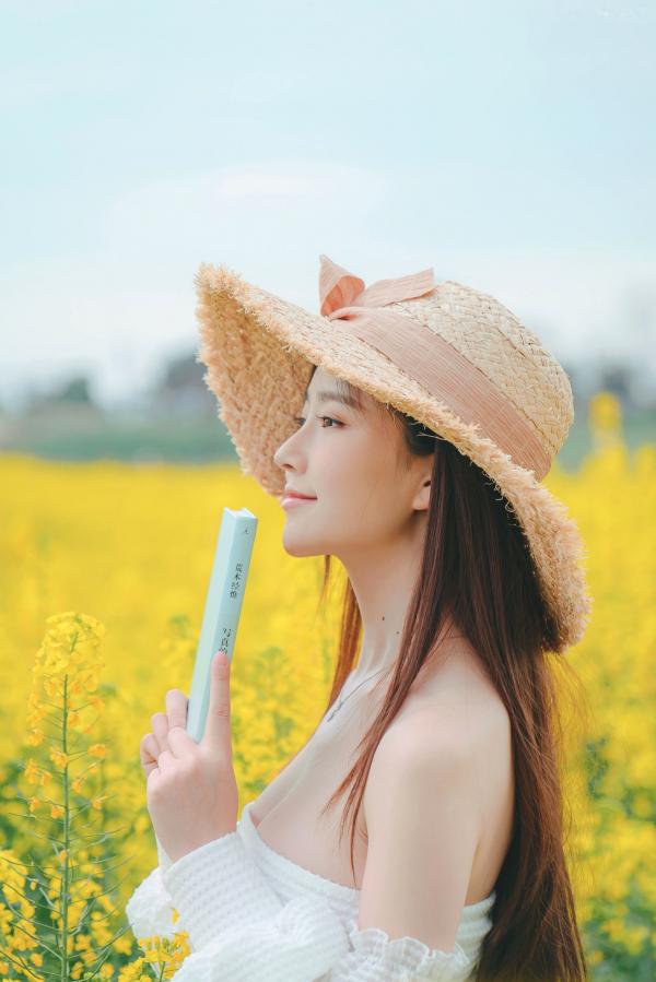 年年Nnian 年年  年年Nnian-户外花海写真，草帽清新抹胸少女，清纯与性感并存的私房大尺度诱惑第39张图片