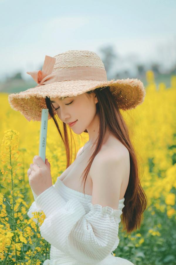 年年Nnian 年年  年年Nnian-户外花海写真，草帽清新抹胸少女，清纯与性感并存的私房大尺度诱惑第40张图片