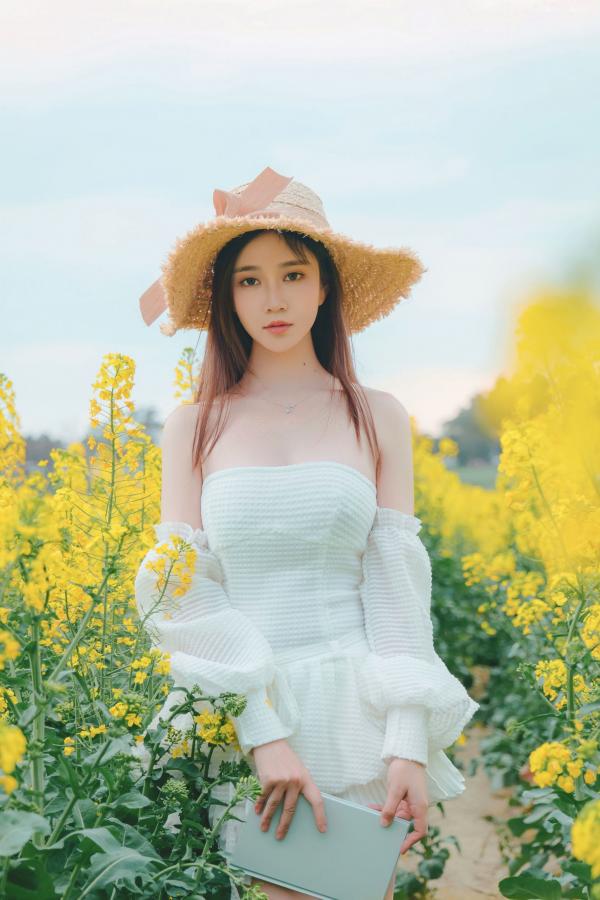 年年Nnian 年年  年年Nnian-户外花海写真，草帽清新抹胸少女，清纯与性感并存的私房大尺度诱惑第41张图片
