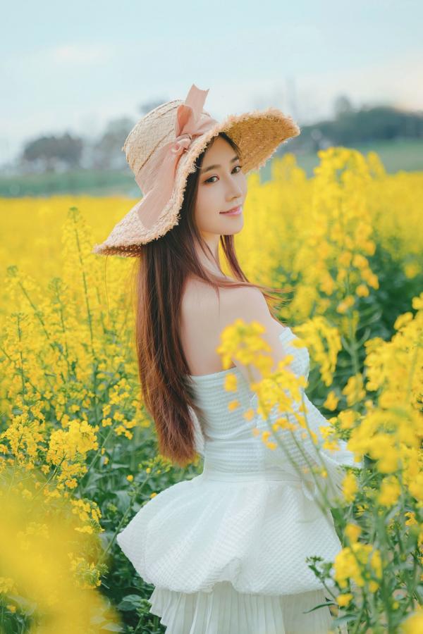 年年Nnian 年年  年年Nnian-户外花海写真，草帽清新抹胸少女，清纯与性感并存的私房大尺度诱惑第42张图片