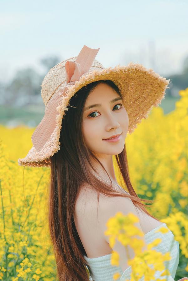 年年Nnian 年年  年年Nnian-户外花海写真，草帽清新抹胸少女，清纯与性感并存的私房大尺度诱惑第43张图片
