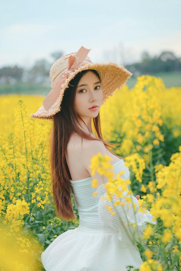 年年Nnian 年年  年年Nnian-户外花海写真，草帽清新抹胸少女，清纯与性感并存的私房大尺度诱惑第44张图片