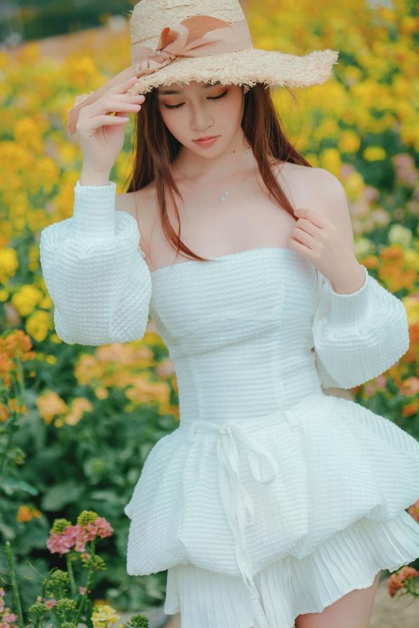 年年Nnian 年年  年年Nnian-户外花海写真，草帽清新抹胸少女，清纯与性感并存的私房大尺度诱惑第46张图片