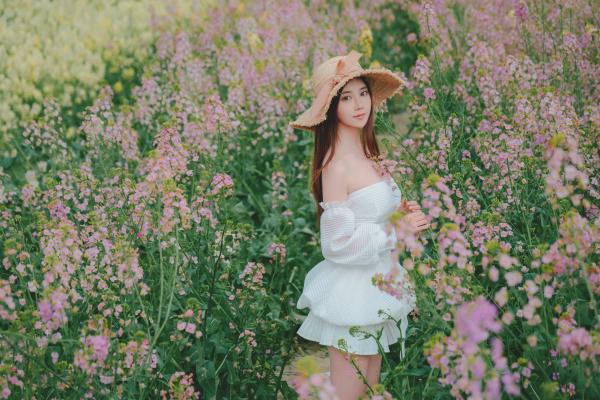 年年Nnian 年年  年年Nnian-户外花海写真，草帽清新抹胸少女，清纯与性感并存的私房大尺度诱惑第47张图片
