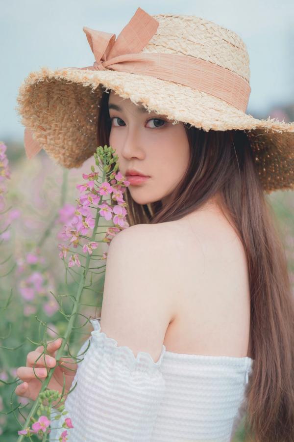 年年Nnian 年年  年年Nnian-户外花海写真，草帽清新抹胸少女，清纯与性感并存的私房大尺度诱惑第49张图片