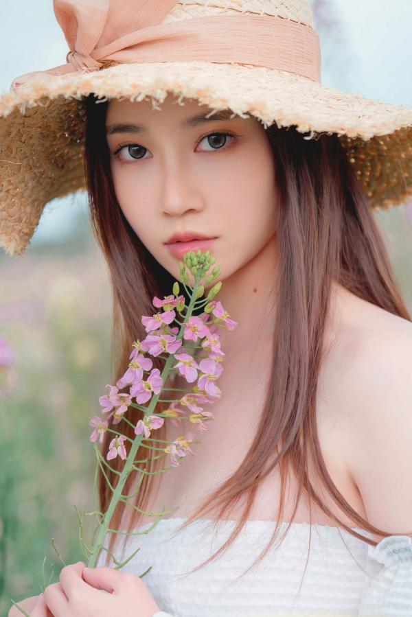 年年Nnian 年年  年年Nnian-户外花海写真，草帽清新抹胸少女，清纯与性感并存的私房大尺度诱惑第50张图片