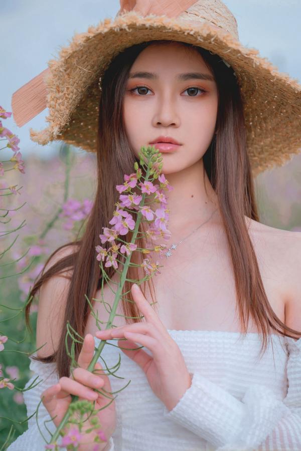 年年Nnian 年年  年年Nnian-户外花海写真，草帽清新抹胸少女，清纯与性感并存的私房大尺度诱惑第51张图片