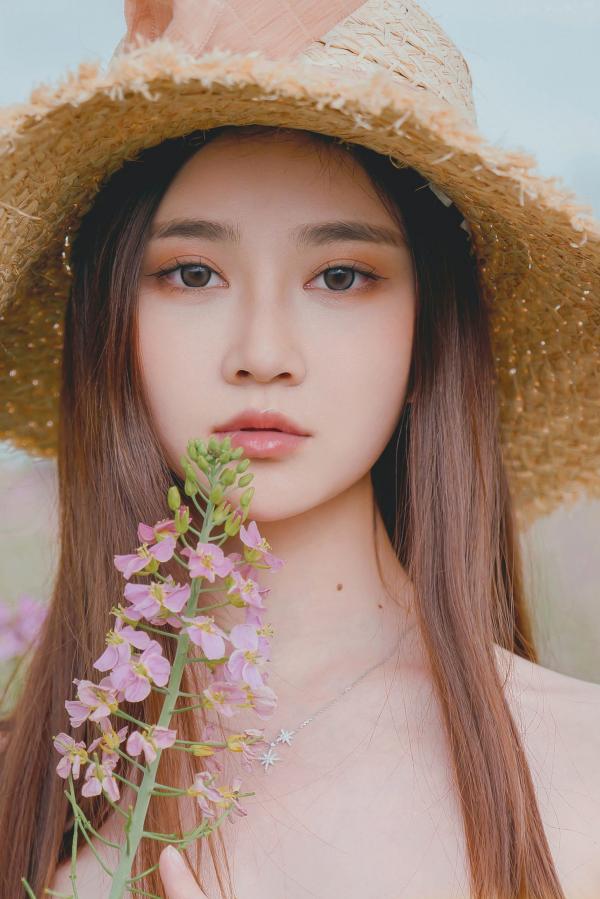 年年Nnian 年年  年年Nnian-户外花海写真，草帽清新抹胸少女，清纯与性感并存的私房大尺度诱惑第52张图片