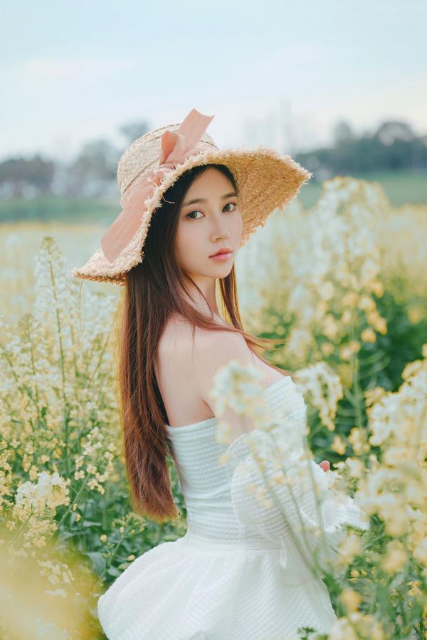 年年Nnian 年年  年年Nnian-户外花海写真，草帽清新抹胸少女，清纯与性感并存的私房大尺度诱惑第53张图片