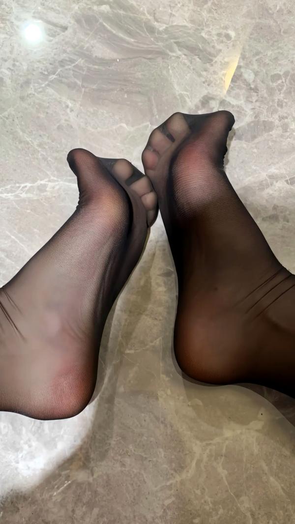    火龙果羊 - 红色连体吊带私房写真，魅惑黑丝尽显曼妙身姿，高清室内诱惑大片第2张图片