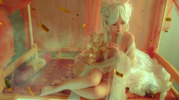    爆机少女喵小吉魔术写真：古风白发仙女cos，梦幻金粉轻纱，极致唯美神秘幻境第1张图片