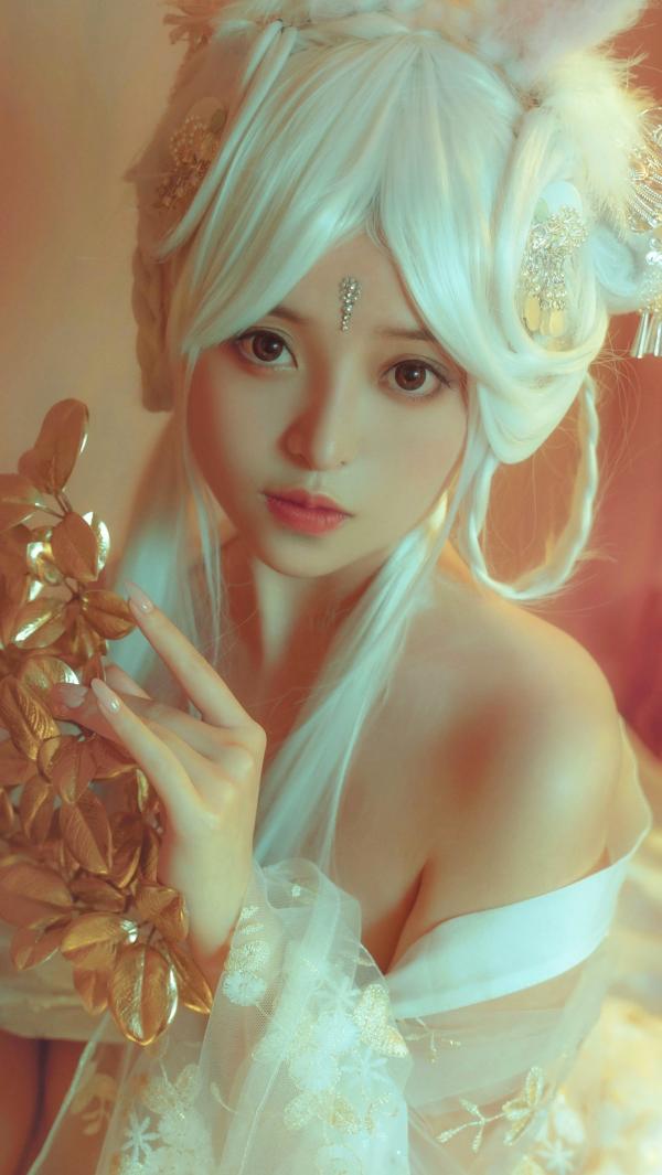    爆机少女喵小吉魔术写真：古风白发仙女cos，梦幻金粉轻纱，极致唯美神秘幻境第3张图片