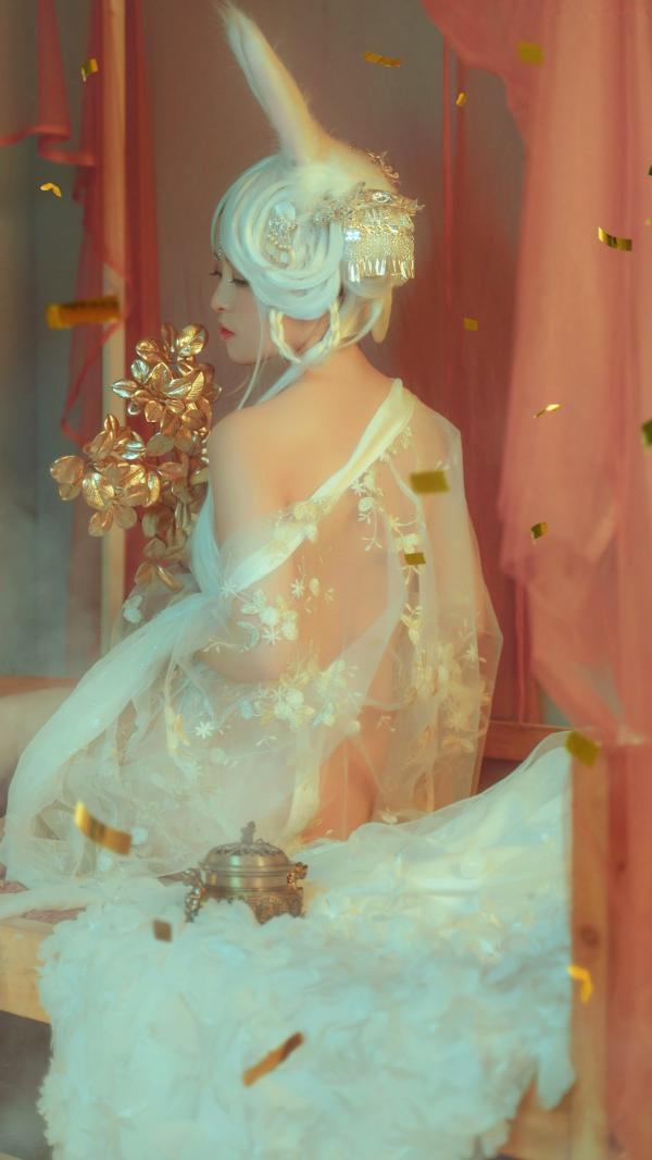    爆机少女喵小吉魔术写真：古风白发仙女cos，梦幻金粉轻纱，极致唯美神秘幻境第7张图片