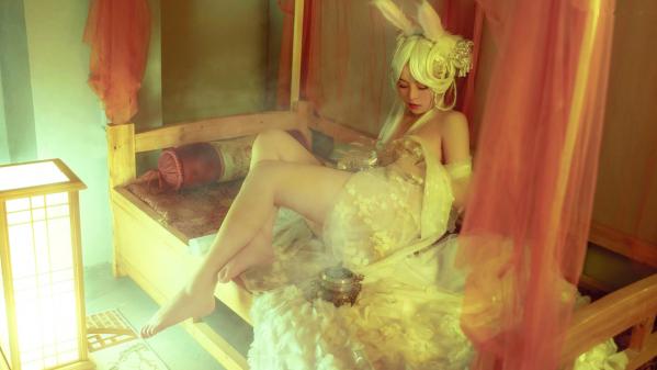    爆机少女喵小吉魔术写真：古风白发仙女cos，梦幻金粉轻纱，极致唯美神秘幻境第13张图片
