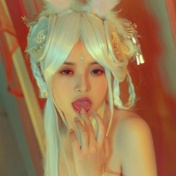    爆机少女喵小吉魔术写真：古风白发仙女cos，梦幻金粉轻纱，极致唯美神秘幻境第19张图片