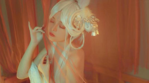    爆机少女喵小吉魔术写真：古风白发仙女cos，梦幻金粉轻纱，极致唯美神秘幻境第21张图片