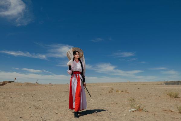 年年Nnian 年年  《年年Nnian-青丝诀》古风侠女唯美写真，西域边塞场景下的冷艳气质红白古装COS第1张图片