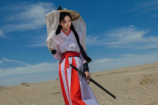 年年Nnian 年年  《年年Nnian-青丝诀》古风侠女唯美写真，西域边塞场景下的冷艳气质红白古装COS第2张图片
