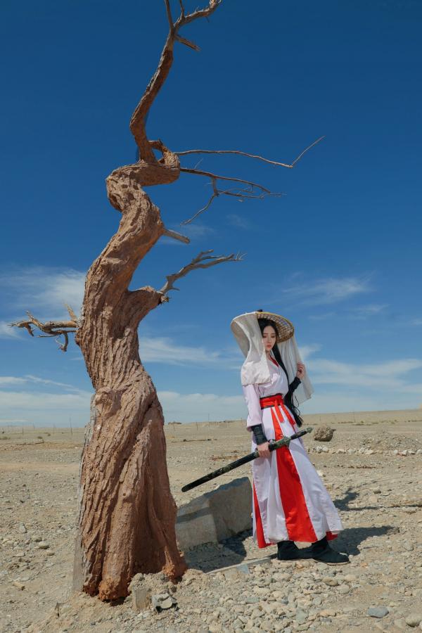 年年Nnian 年年  《年年Nnian-青丝诀》古风侠女唯美写真，西域边塞场景下的冷艳气质红白古装COS第3张图片
