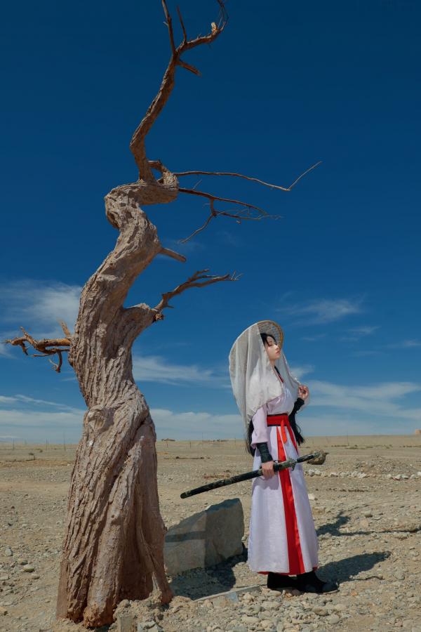 年年Nnian 年年  《年年Nnian-青丝诀》古风侠女唯美写真，西域边塞场景下的冷艳气质红白古装COS第4张图片