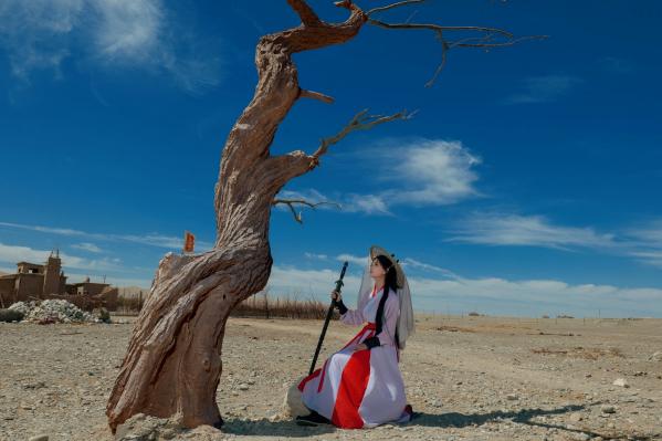 年年Nnian 年年  《年年Nnian-青丝诀》古风侠女唯美写真，西域边塞场景下的冷艳气质红白古装COS第5张图片