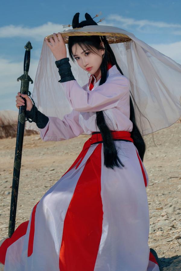 年年Nnian 年年  《年年Nnian-青丝诀》古风侠女唯美写真，西域边塞场景下的冷艳气质红白古装COS第6张图片
