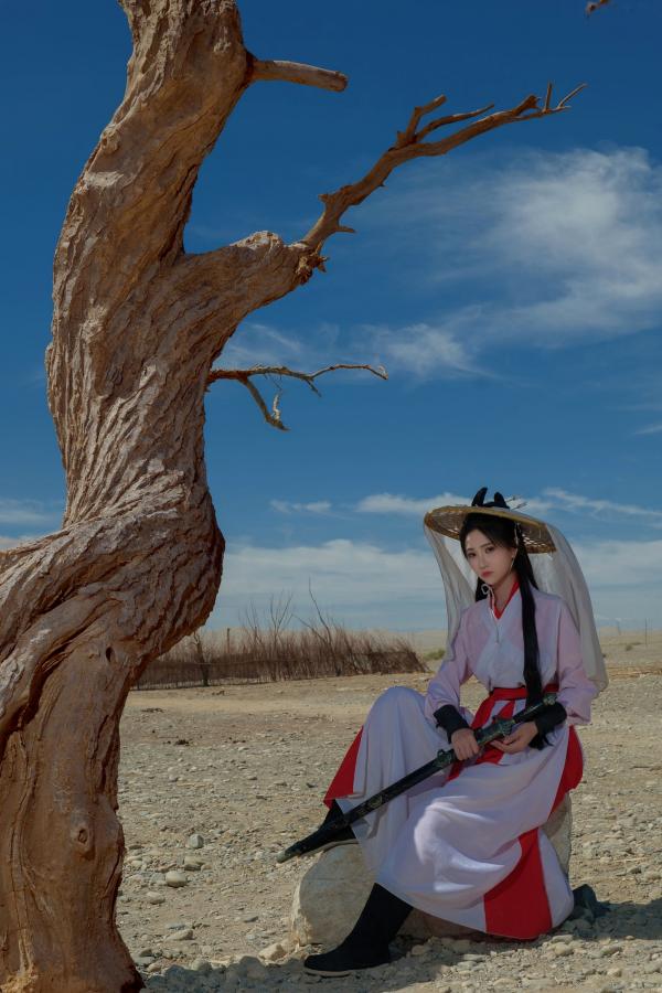 年年Nnian 年年  《年年Nnian-青丝诀》古风侠女唯美写真，西域边塞场景下的冷艳气质红白古装COS第7张图片