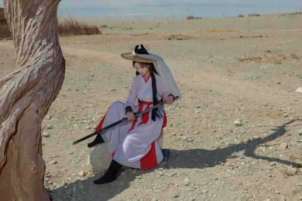年年Nnian 年年  《年年Nnian-青丝诀》古风侠女唯美写真，西域边塞场景下的冷艳气质红白古装COS第8张图片