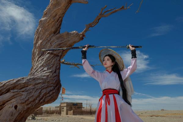 年年Nnian 年年  《年年Nnian-青丝诀》古风侠女唯美写真，西域边塞场景下的冷艳气质红白古装COS第9张图片