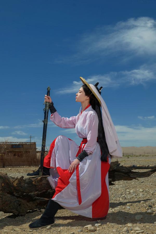 年年Nnian 年年  《年年Nnian-青丝诀》古风侠女唯美写真，西域边塞场景下的冷艳气质红白古装COS第10张图片
