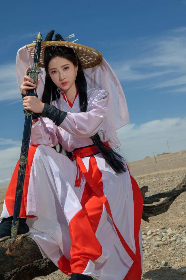年年Nnian 年年  《年年Nnian-青丝诀》古风侠女唯美写真，西域边塞场景下的冷艳气质红白古装COS第11张图片