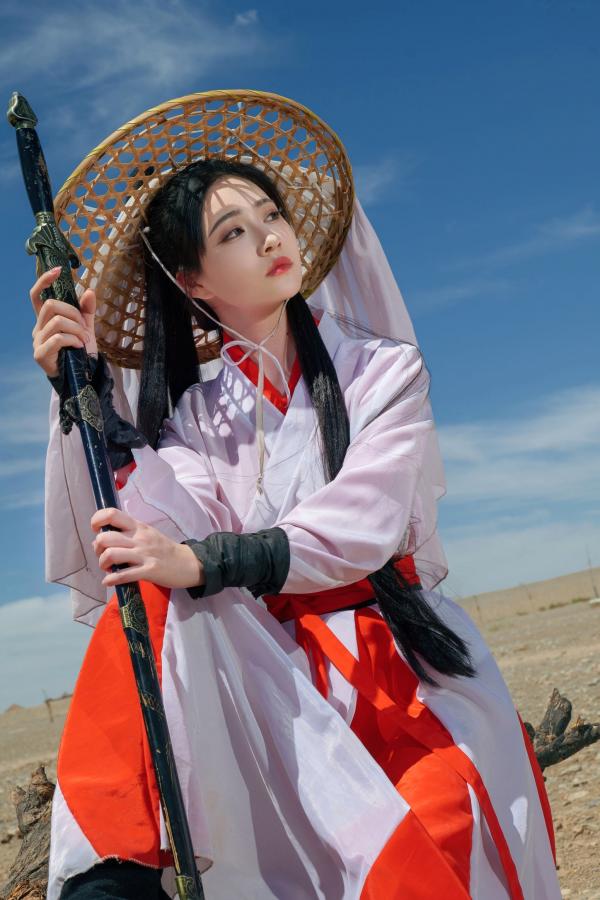 年年Nnian 年年  《年年Nnian-青丝诀》古风侠女唯美写真，西域边塞场景下的冷艳气质红白古装COS第12张图片