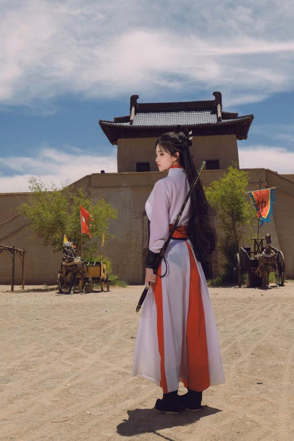 年年Nnian 年年  《年年Nnian-青丝诀》古风侠女唯美写真，西域边塞场景下的冷艳气质红白古装COS第13张图片