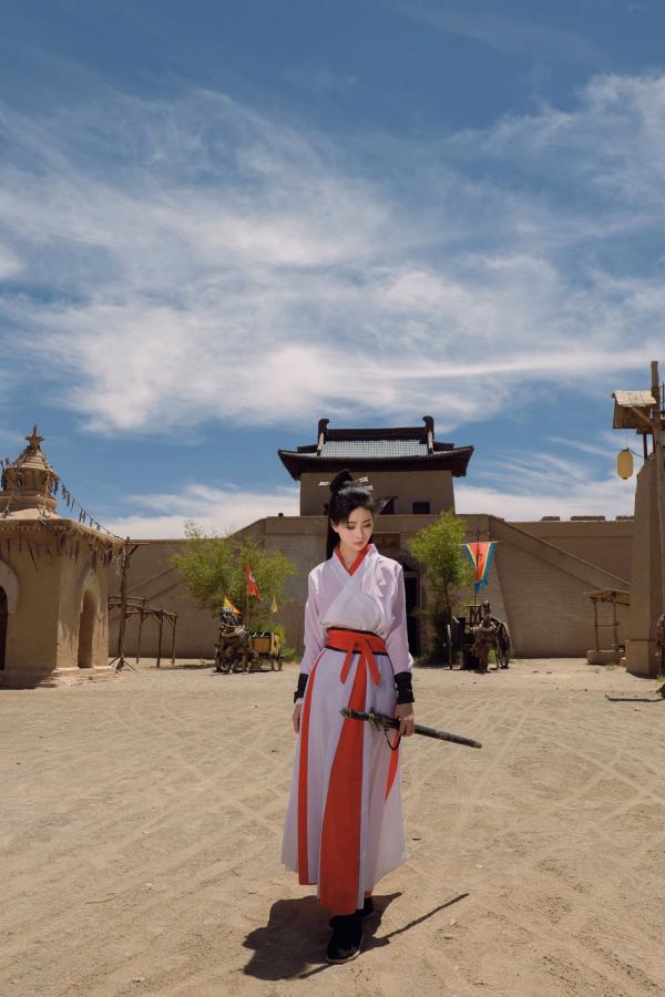 年年Nnian 年年  《年年Nnian-青丝诀》古风侠女唯美写真，西域边塞场景下的冷艳气质红白古装COS第14张图片