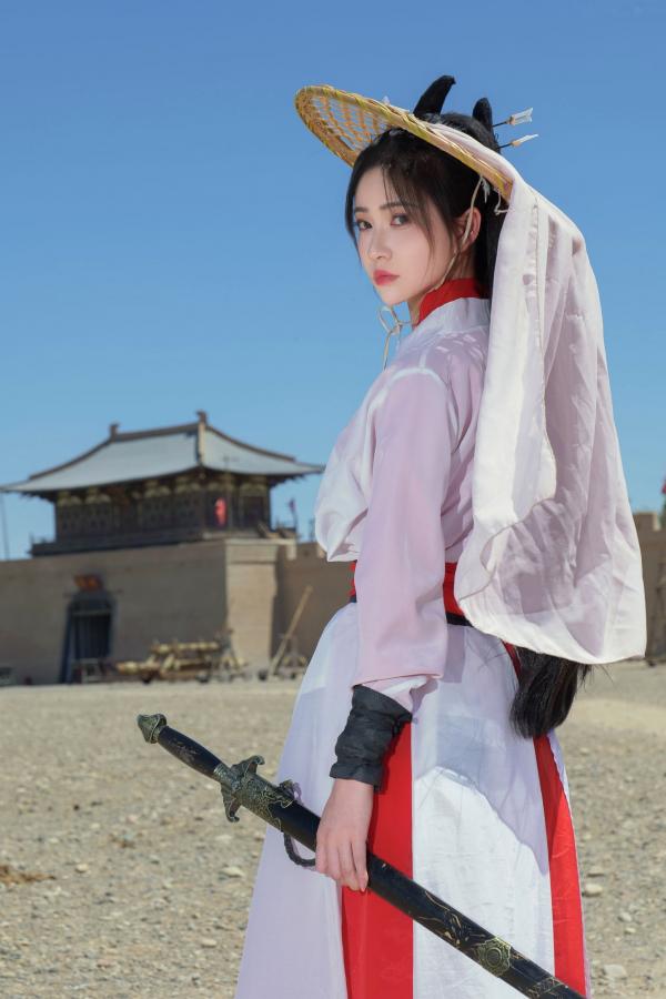年年Nnian 年年  《年年Nnian-青丝诀》古风侠女唯美写真，西域边塞场景下的冷艳气质红白古装COS第15张图片