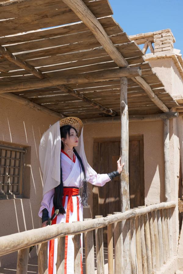 年年Nnian 年年  《年年Nnian-青丝诀》古风侠女唯美写真，西域边塞场景下的冷艳气质红白古装COS第17张图片