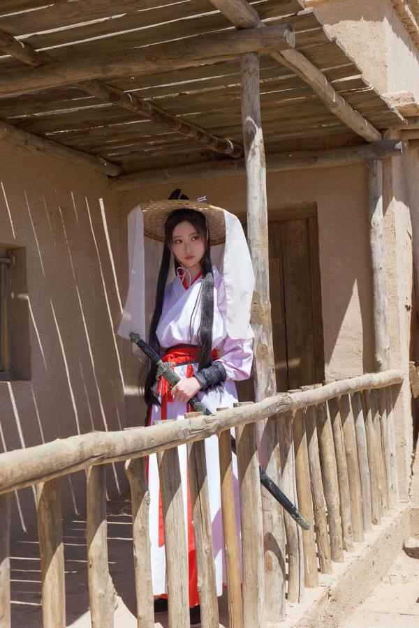 年年Nnian 年年  《年年Nnian-青丝诀》古风侠女唯美写真，西域边塞场景下的冷艳气质红白古装COS第18张图片