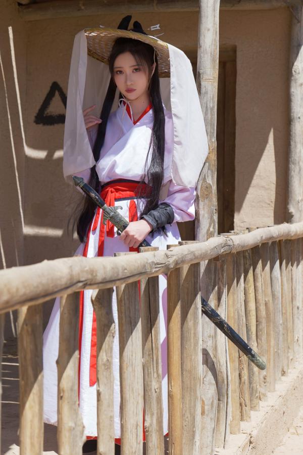 年年Nnian 年年  《年年Nnian-青丝诀》古风侠女唯美写真，西域边塞场景下的冷艳气质红白古装COS第19张图片
