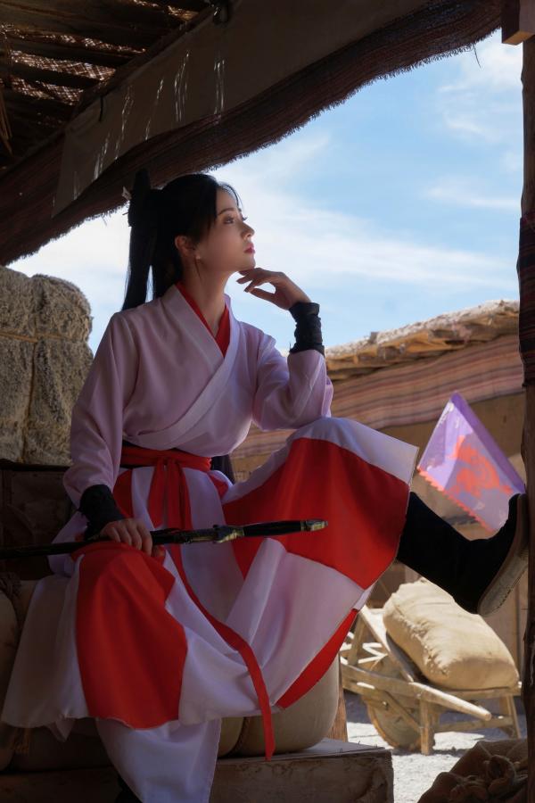 年年Nnian 年年  《年年Nnian-青丝诀》古风侠女唯美写真，西域边塞场景下的冷艳气质红白古装COS第20张图片