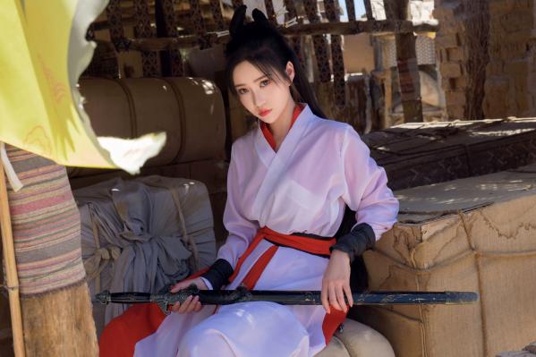 年年Nnian 年年  《年年Nnian-青丝诀》古风侠女唯美写真，西域边塞场景下的冷艳气质红白古装COS第21张图片
