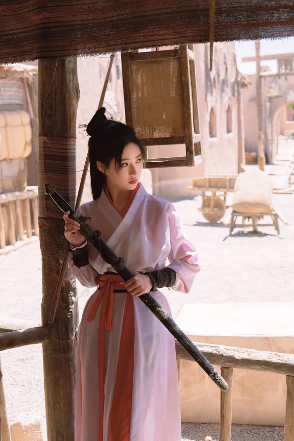 年年Nnian 年年  《年年Nnian-青丝诀》古风侠女唯美写真，西域边塞场景下的冷艳气质红白古装COS第22张图片
